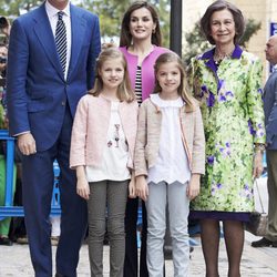 Los Reyes Felipe VI y Letizia, sus hijas y la Reina Sofía en la Misa de Pascua 2016