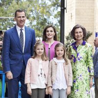 Los Reyes Felipe VI y Letizia, sus hijas y la Reina Sofía en la Misa de Pascua 2016