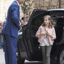 El Rey Felipe VI abriéndole la puerta del coche a la Princesa Leonor en la Misa de Pascua 2016