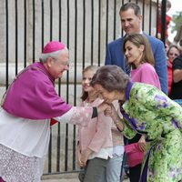 La Reina Sofía saludando al obispo de Mallorca en la Misa de Pascua 2016