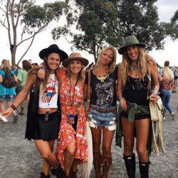 Elsa Pataky con sus amigas en el Byron Bay Bluesfest