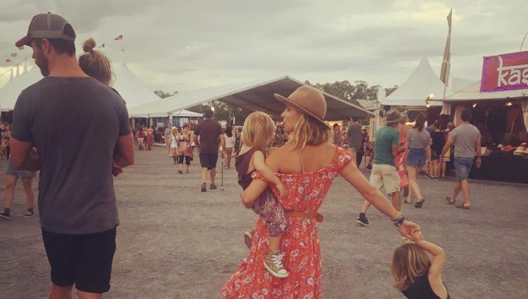 Elsa Pataky y Chris Hemsworth con sus hijos en el Byron Bay Bluesfest