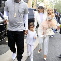 Lamar Odom y Khloe Kardashian con Mason y Penelope Disick en la Misa de Pascua 2016