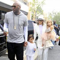 Lamar Odom y Khloe Kardashian con Mason y Penelope Disick en la Misa de Pascua 2016