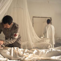 Rodolfo Sancho atendiendo a un herido en 'El ministerio del tiempo'