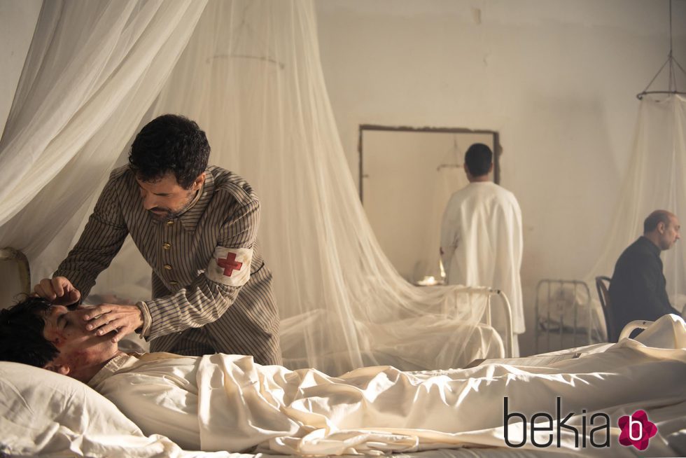 Rodolfo Sancho atendiendo a un herido en 'El ministerio del tiempo'