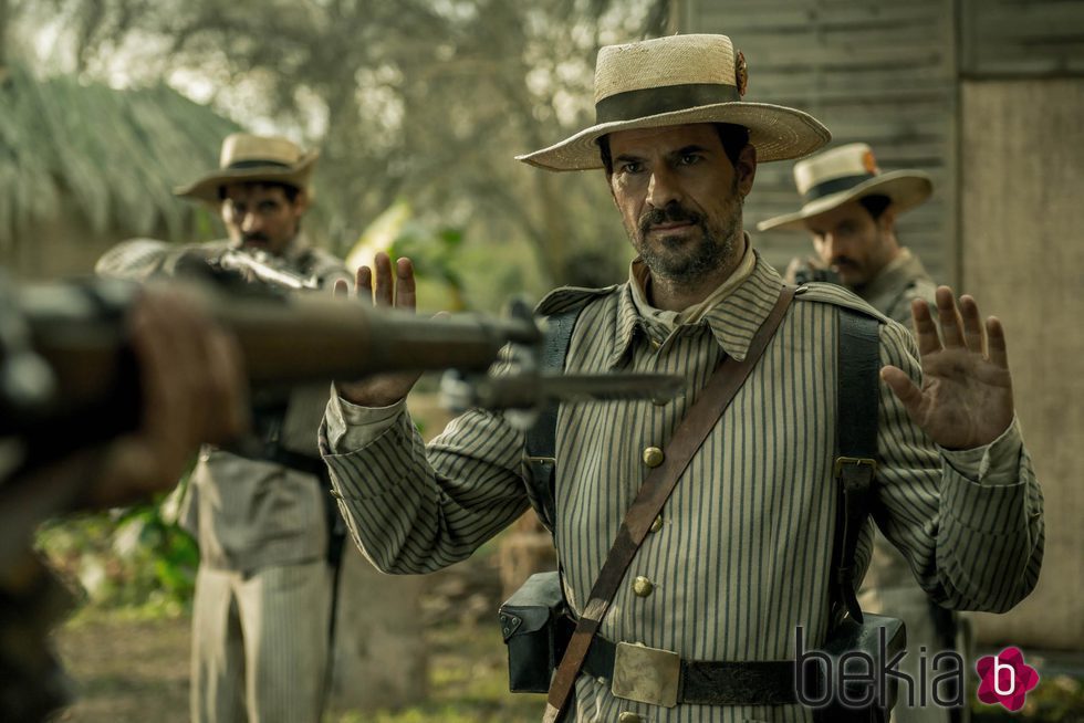 Rodolfo Sancho, encañonado en el capítulo 15 de 'El ministerio del tiempo'