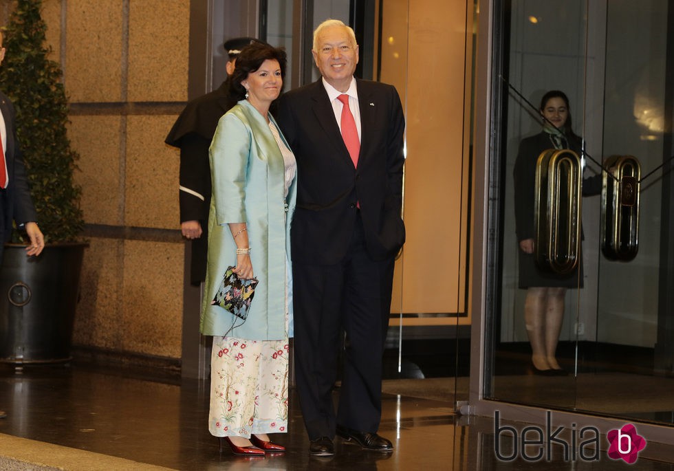 José Manuel García Margallo e Isabel Barreiro en el 80 cumpleaños de Mario Vargas Llosa