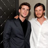 Liam y Chris Hemsworth durante la premier de  'The Last Song' 