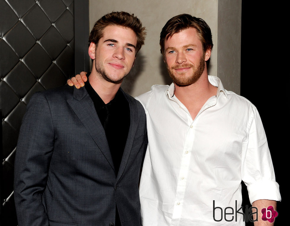 Liam y Chris Hemsworth durante la premier de  'The Last Song' 