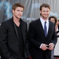 Liam y Chris Hemsworth durante la premier de 'Thor' en Los Ángeles