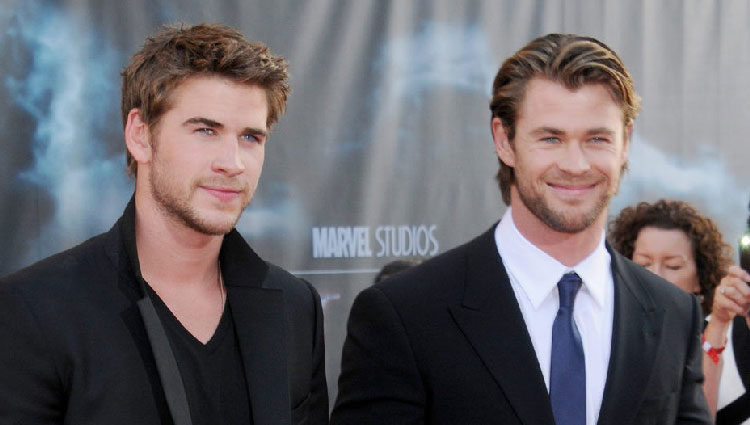 Liam y Chris Hemsworth durante la premier de 'Thor' en Los Ángeles