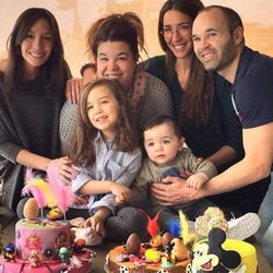 Andrés Iniesta y Anna Ortiz celebran la Pascua 2016 con sus hijos Valeria y Paolo Andrea