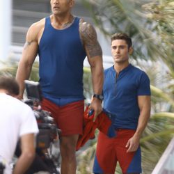 Zac Efron y Dwayne Johnson en una escena de 'Baywatch' 