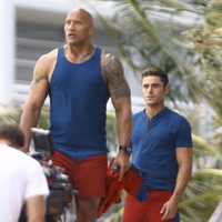 Zac Efron y Dwayne Johnson en una escena de 'Baywatch' 