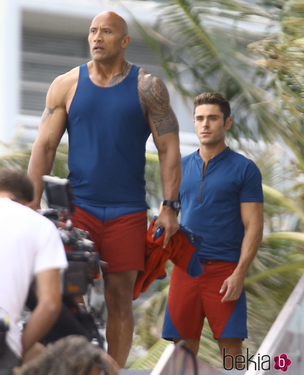 Zac Efron y Dwayne Johnson en una escena de 'Baywatch' 