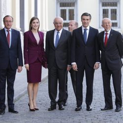 La Reina Letizia con el ministro de Sanidad y el presidente de BBVA en una reunión de trabajo con la Fundación Microfinanzas BBVA