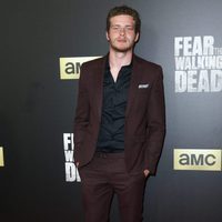 Oliver Stark en el estreno de 'Fear the Walking Dead' en Los Angeles