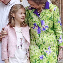 La Reina Sofía habla con la Princesa Leonor en la Misa de Pascua en Mallorca 2016