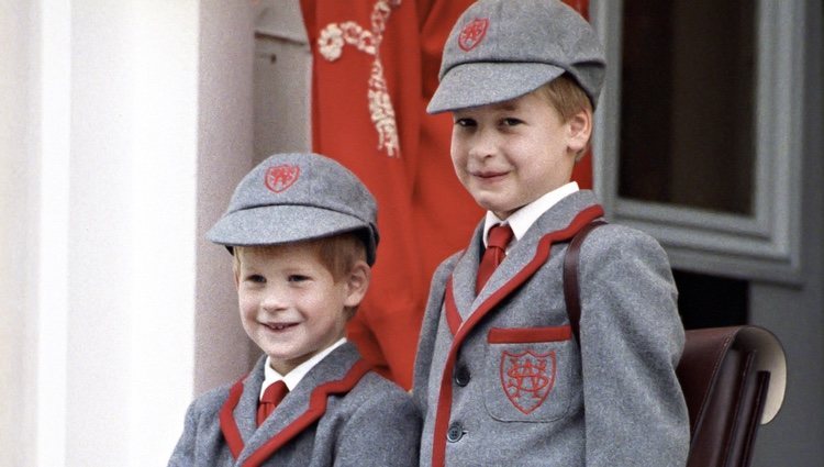 El Príncipe Guillermo y el Príncipe Harry en su primer día de colegio en Wetherby School