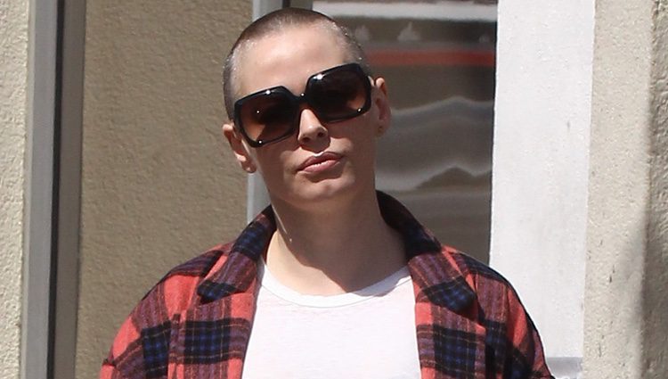 Rose McGowan con la cabeza rapada