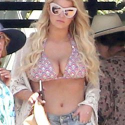 Jessica Simpson en bikini de vacaciones en Cabo San Lucas