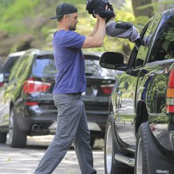 Josh Duhamel mete a su hijo en el coche por la ventanilla