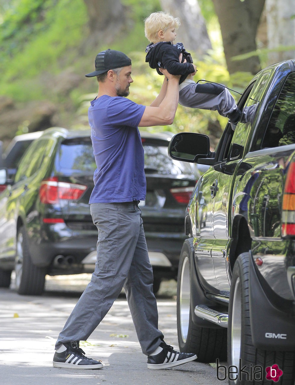 Josh Duhamel mete a su hijo en el coche por la ventanilla