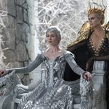 Emily Blunt y Charlize Theron en una escena de 'Las crónicas de Blancanieves: La leyenda del Cazador y la reina del hielo'