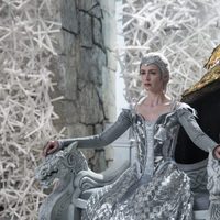 Emily Blunt y Charlize Theron en una escena de 'Las crónicas de Blancanieves: La leyenda del Cazador y la reina del hielo'