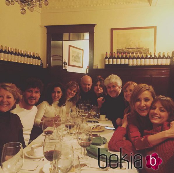 Dani Grao, Inma Cuesta, Emma Suárez, Adriana Ugarte, Pilar Castro, Nathalie Poza y Michelle Jenner cenan con Pedro Almodóvar