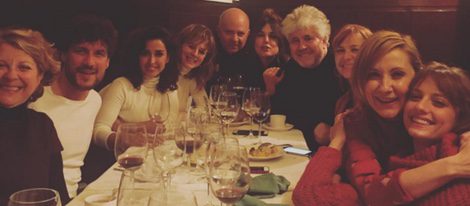 Dani Grao, Inma Cuesta, Emma Suárez, Adriana Ugarte, Pilar Castro, Nathalie Poza y Michelle Jenner cenan con Pedro Almodóvar