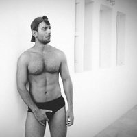 Jwan Yosef, posando en calzoncillos