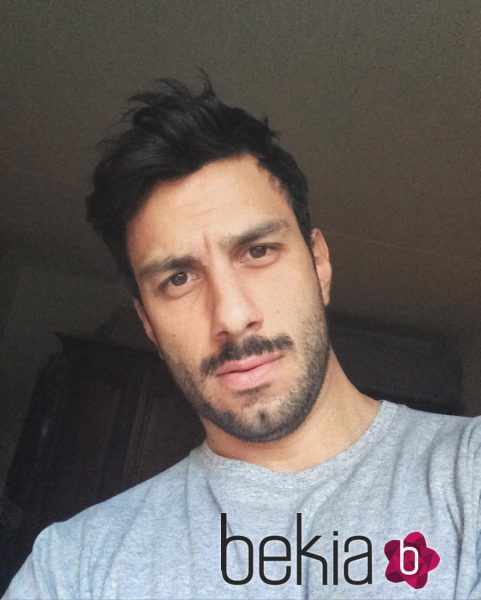 Jwan Yosef haciéndose un selfie