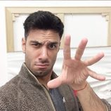 Jwan Yosef poniendo una cara divertida a la cámara