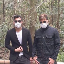 Ricky Martin y su novio Jwan Yosef con mascarillas en Tokyo, Japón