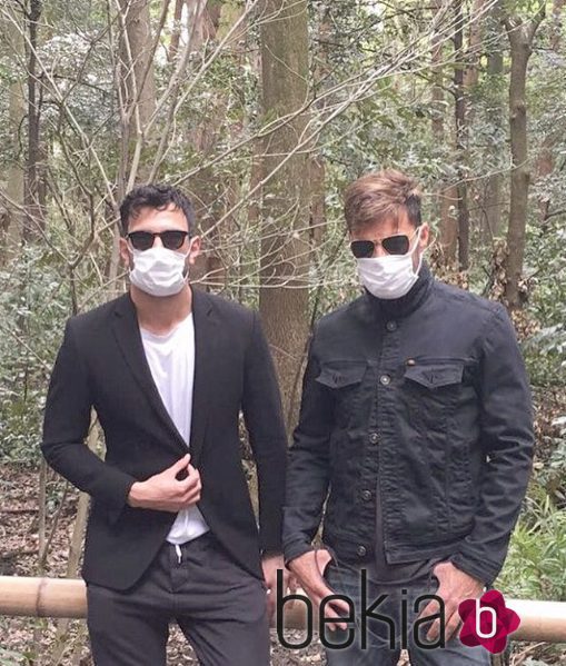 Ricky Martin y su novio Jwan Yosef con mascarillas en Tokyo, Japón