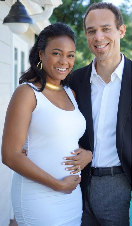 Tatyana Ali embarazada junto a su marido el Dr. Raspberry 