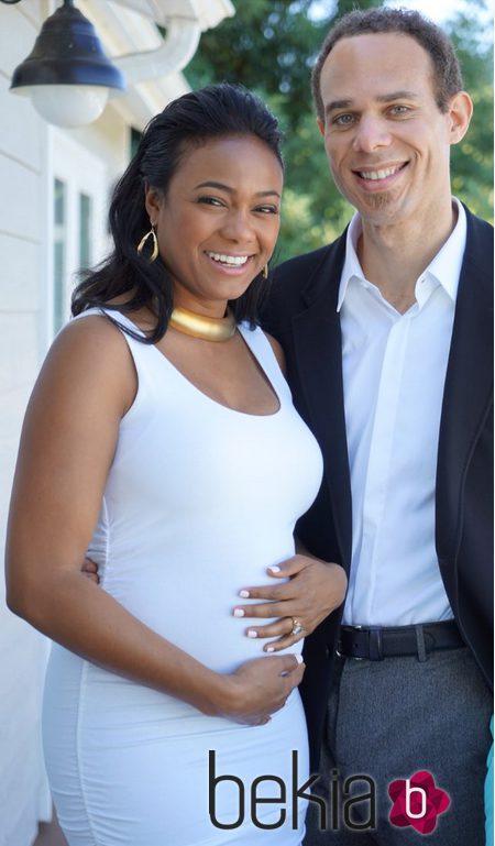 Tatyana Ali embarazada junto a su marido el Dr. Raspberry 