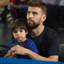 Gerard Piqué con su hijo Milan en un partido de baloncesto del Barça