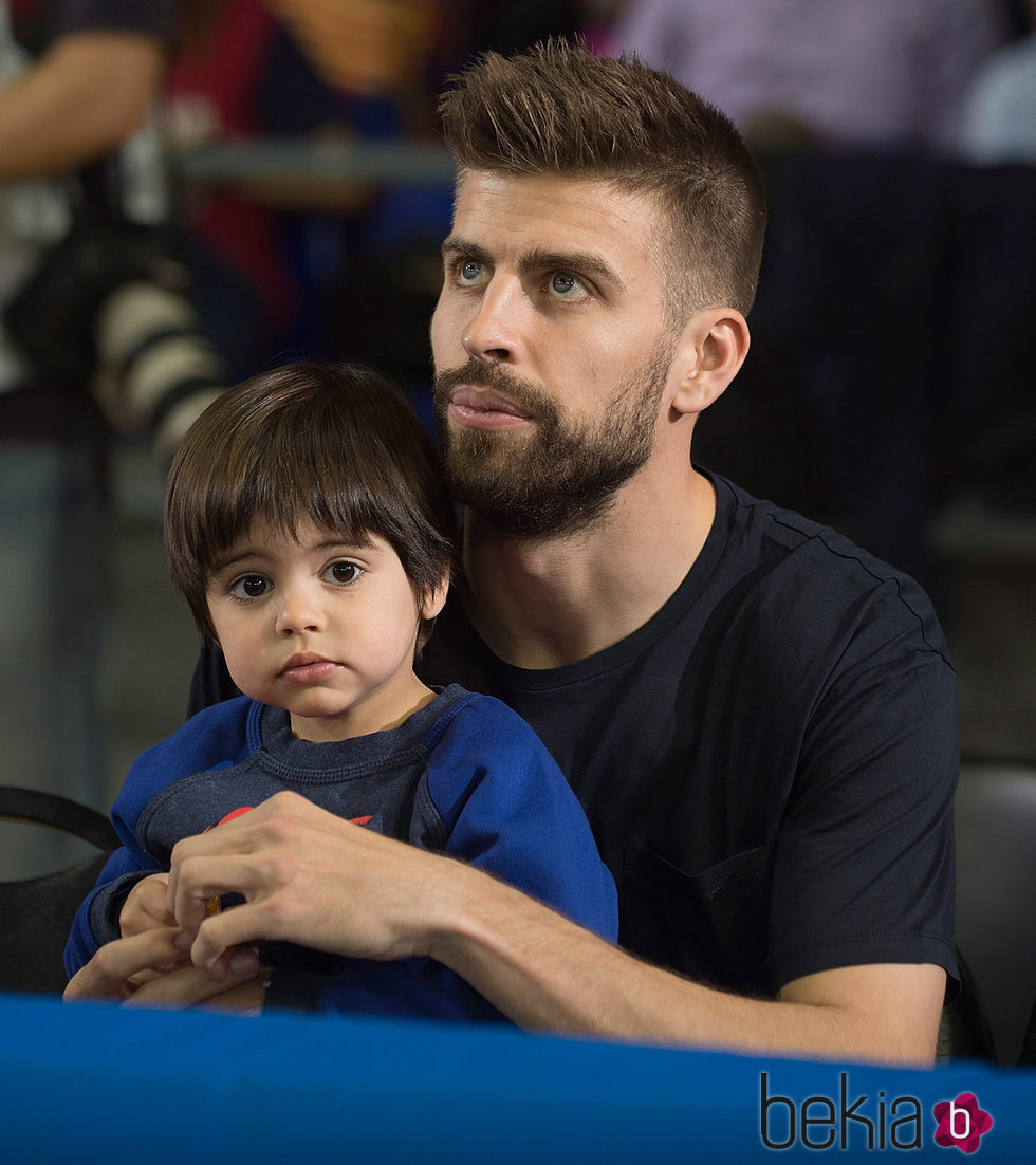 Gerard Piqué con su hijo Milan en un partido de baloncesto del Barça