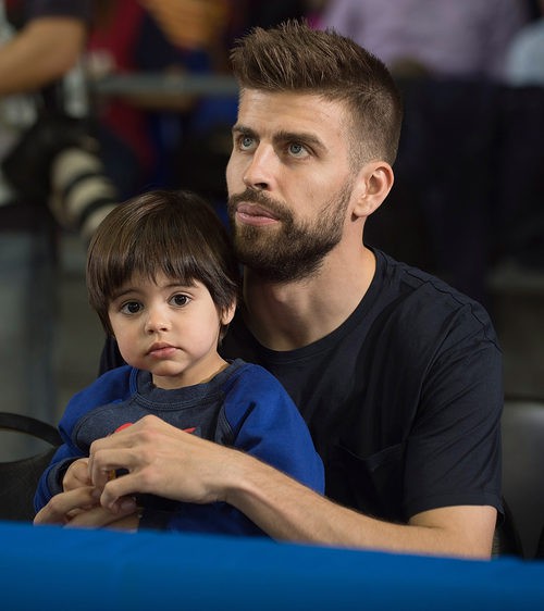 Gerard Piqué con su hijo Milan en un partido de baloncesto del Barça