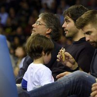 Gerard Piqué da la merienda a su hijo Milan en un partido de baloncesto