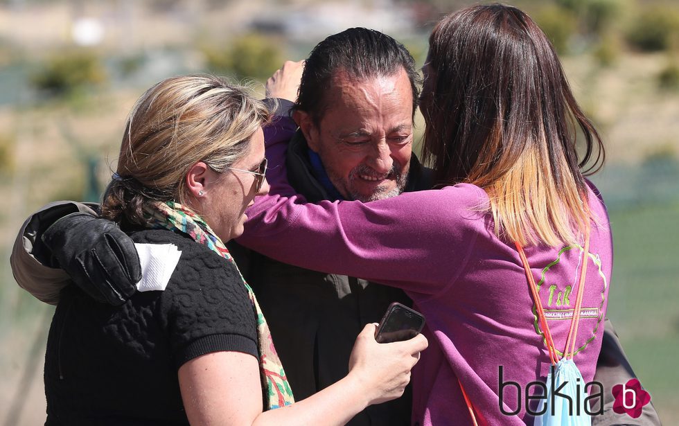 Julián Muñoz abrazando a sus hijas tras salir de la cárcel de Alhaurín de la Torre