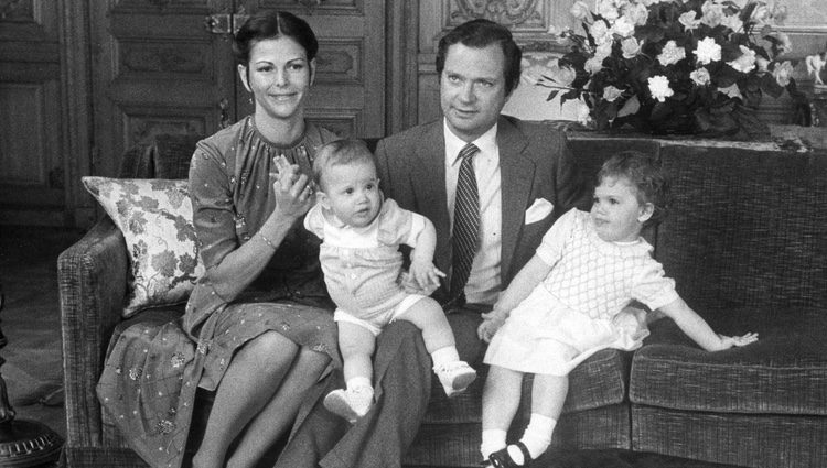 Carlos Gustavo y Silvia de Suecia con sus hijos Victoria y Carlos Felipe de Suecia en 1980