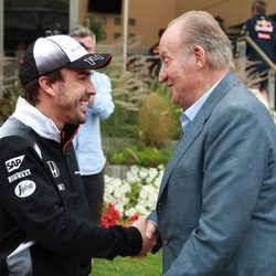 Fernando Alonso y el Rey Juan Carlos en el Gran Premio de Bahrein de F1