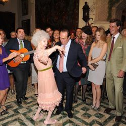 Cayetana de Alba baila con Curro Romero bajo la atenta mirada de los invitados