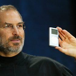 Steve Jobs presenta el iPod