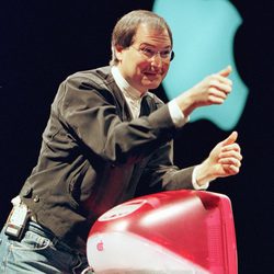 Steve Jobs presenta el eMac en 1999