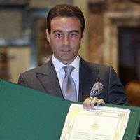 Enrique Ponce con su documento de hijo adoptivo de Valencia